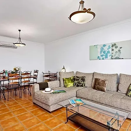 Apartamento Sleeps 4 With Pool And Air Con