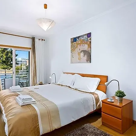 Sleeps 4 With Pool And Air Con