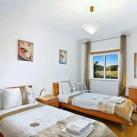 Sleeps 4 With Pool And Air Con *