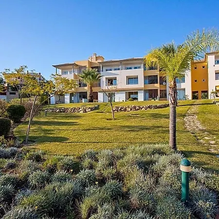 Sleeps 4 With Pool And Air Con