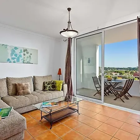 Sleeps 4 With Pool And Air Con